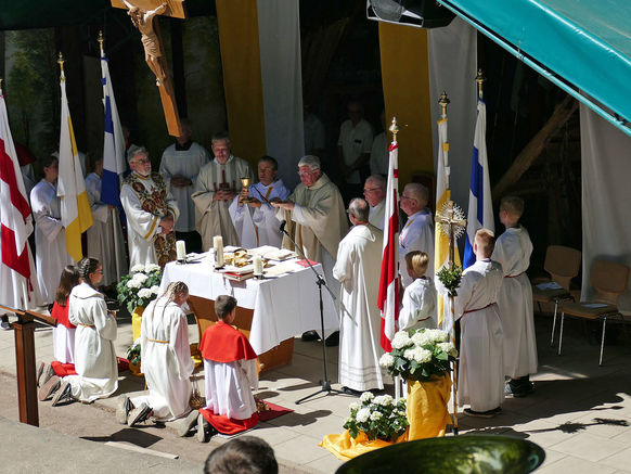 Festgottesdienst zum 1.000 Todestag des Heiligen Heimerads auf dem Hasunger Berg (Foto: Karl-Franz Thiede) Festgottesdienst zum 1.000 Todestag des Heiligen Heimerads auf dem Hasunger Berg (Foto: Karl-Franz Thiede)